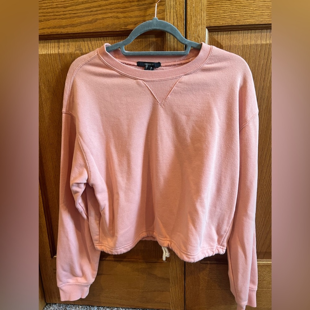 Women’s coral/pink crew neck sweatshirt!